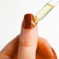 Appliquer une huile dissolvante spéciale colle